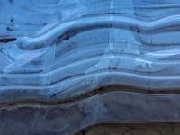 Wellenstruktur in Eisfläche auf Tümpel